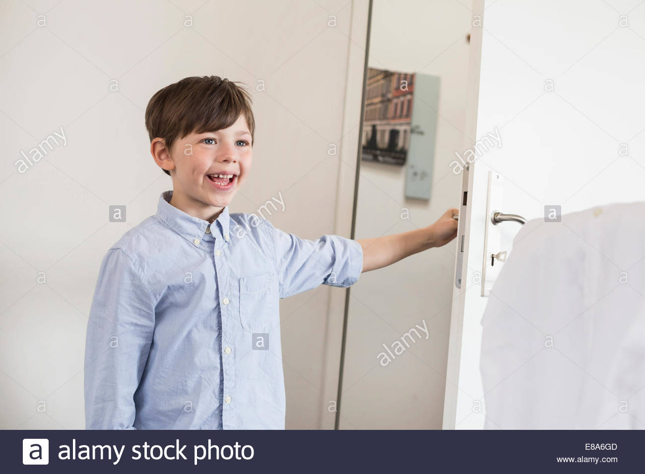 Улыбка открывает двери. Мальчик открывает дверь. Мальчик у двери. Мальчик открыл дверцу. Мальчик открывает.