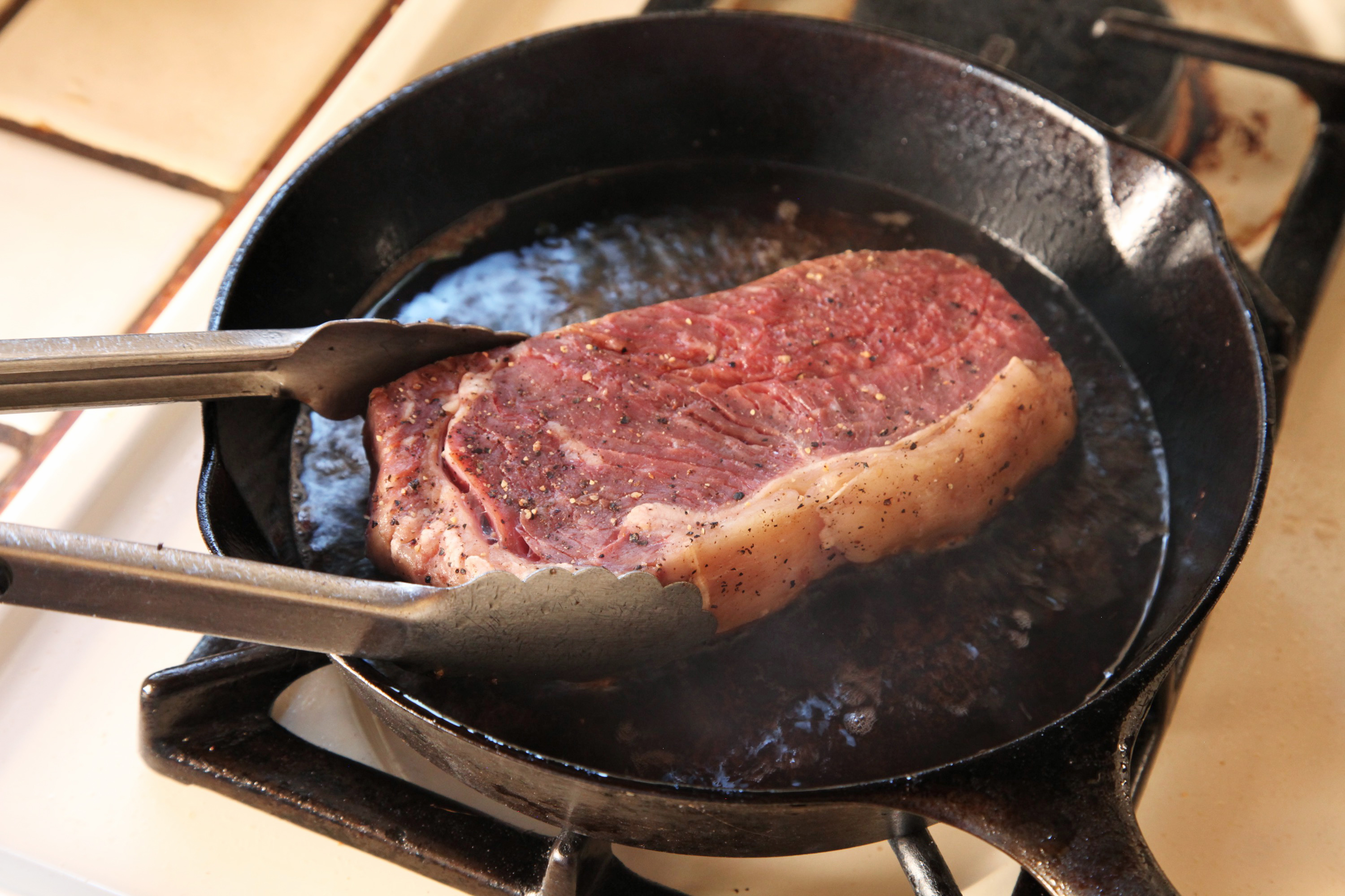 стейк из говядины на сковороде фото