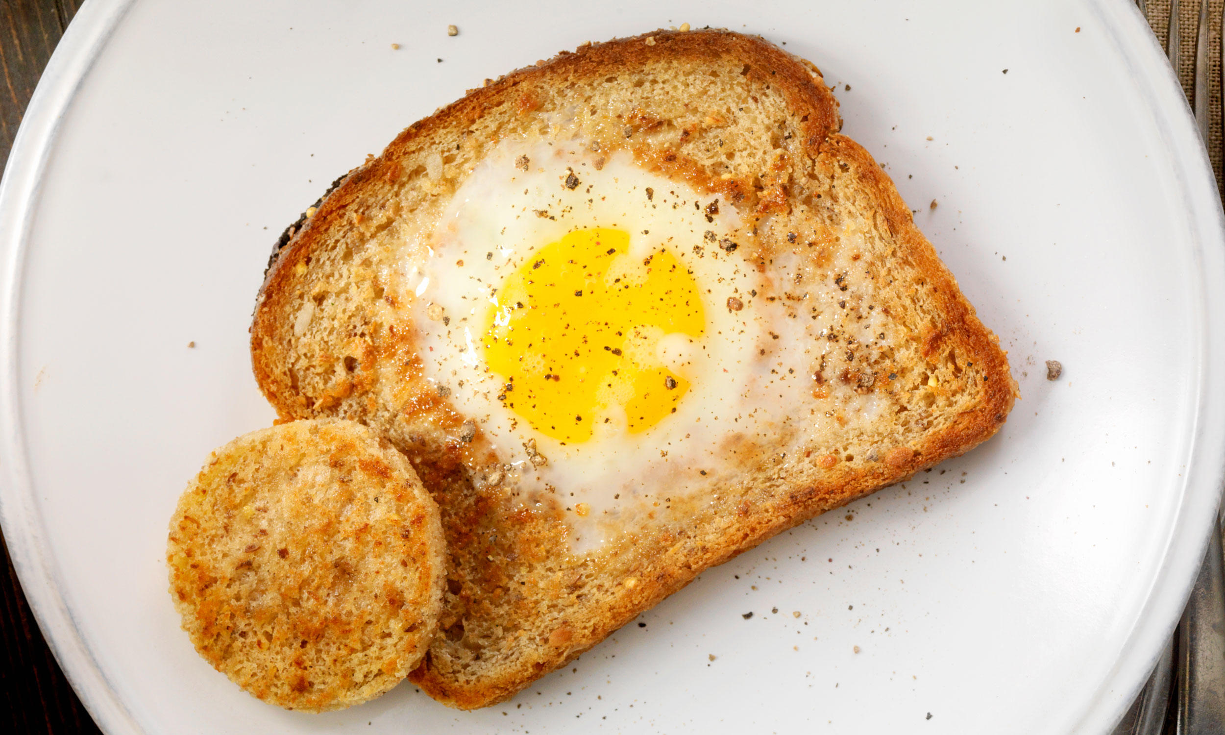 Тостовый хлеб с яйцом на сковороде