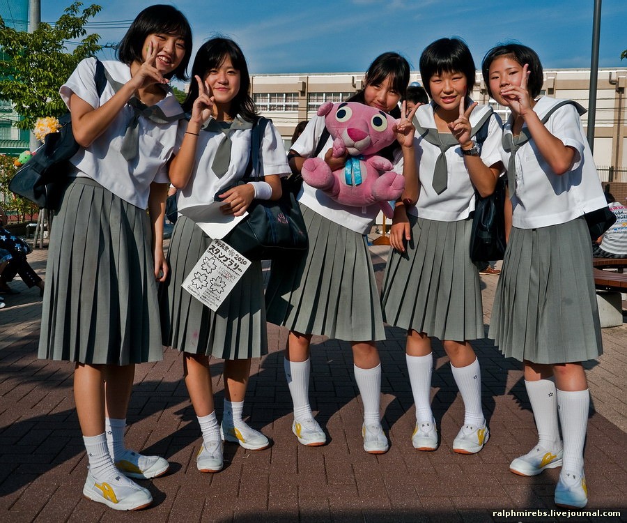 Сколько учатся в японии. Старшая школа в Японии. Старшая средняя школа в Японии. Школьная форма младшеклассников в Японии. Я В школе.