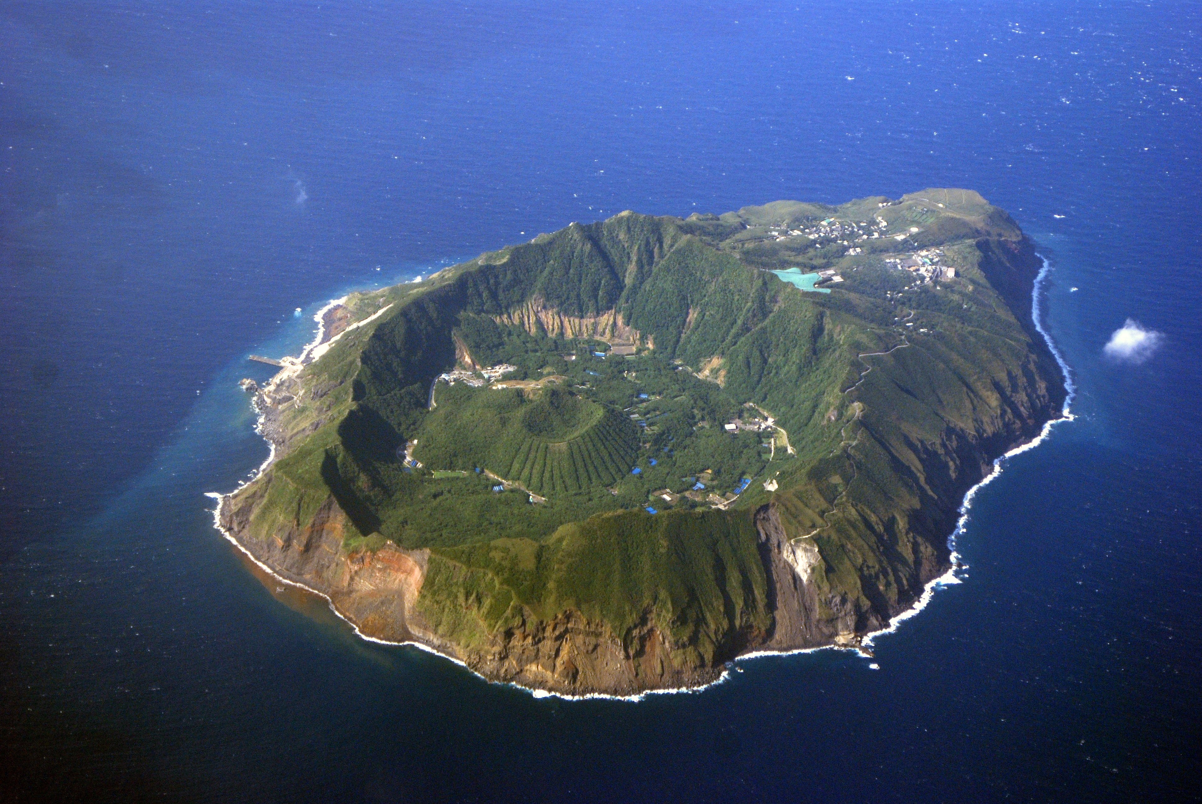 Три самых больших островов. Остров Аогашима, Япония. Вулкан Аогасима, Япония. Аогашима остров вулкан. Аогашима вулканический японский.