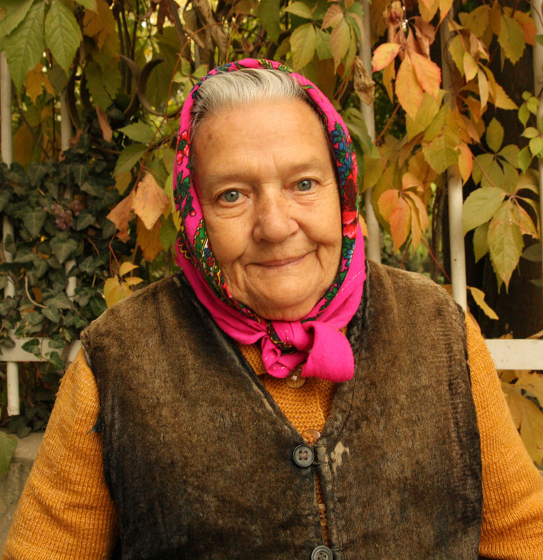 Старухи в платках. Пожилая женщина в платке. Платок на голову бабушке. Старушка в платке. Бабушка в платке.