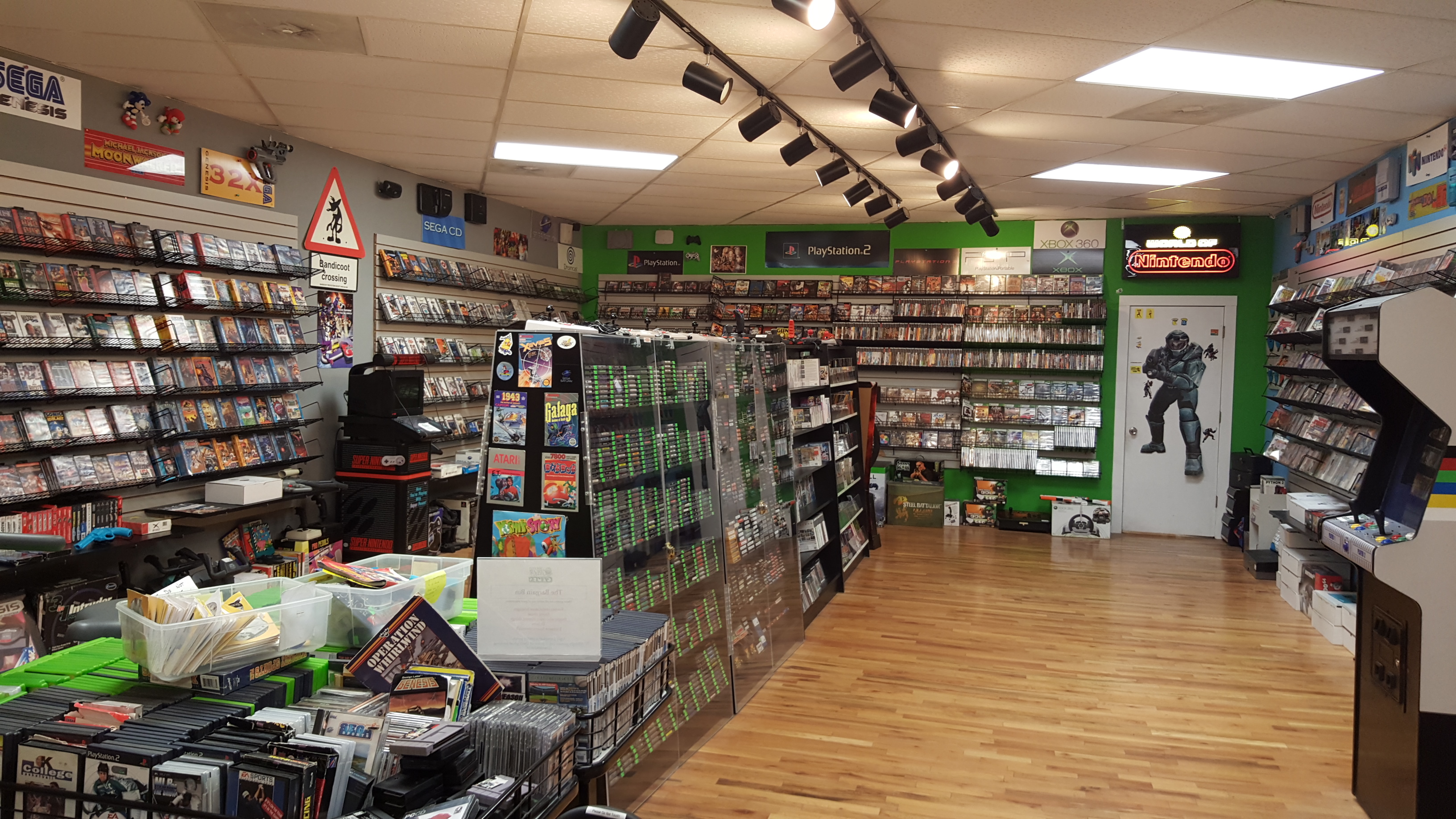 Gaming store отзывы. Магазин компьютерных игр. Магазин видеоигр. Магазин компьютерных ИГ. Магазин с видеоиграми.